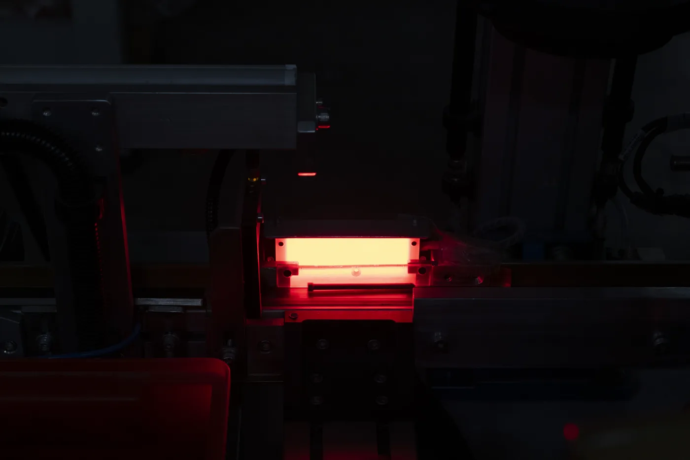 Wooden component under optical quality-control scanning